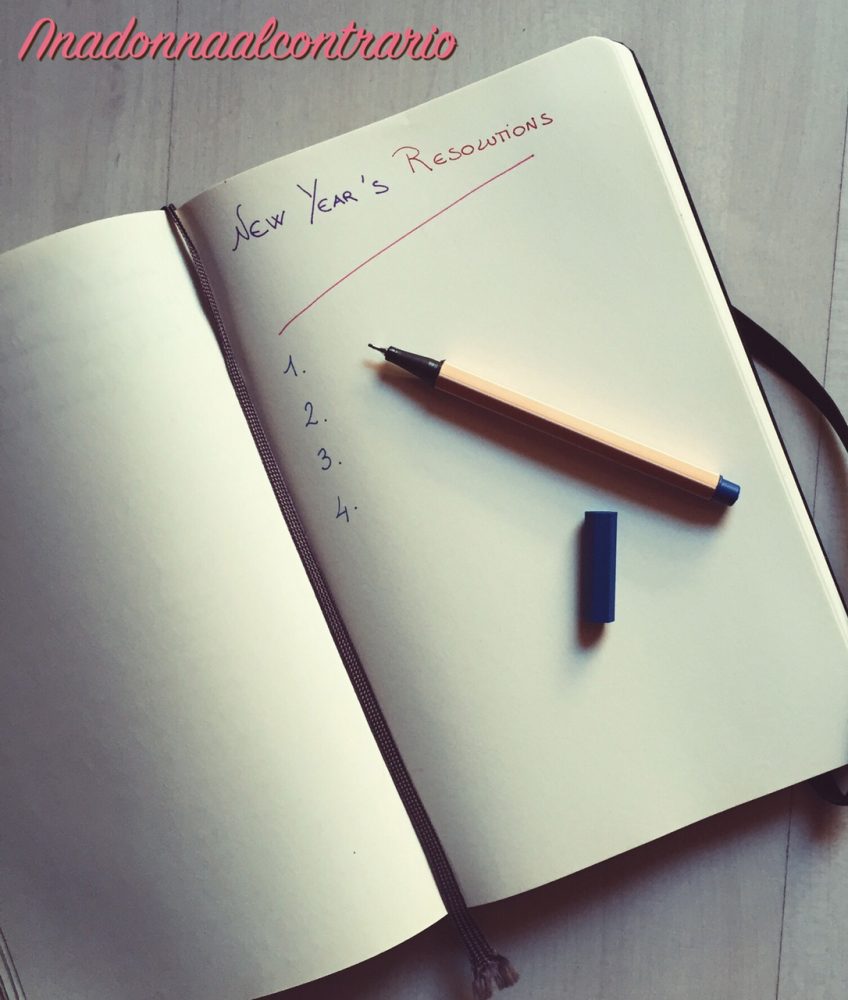 Un taccuino aperto per scrivere i nuovi propositi per l'anno nuovo
