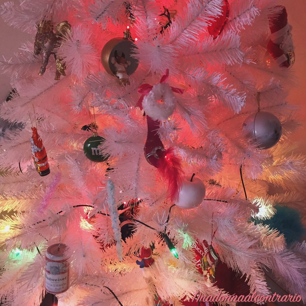 Il mio albero di Natale bianco con le decorazioni di tutto il mondo