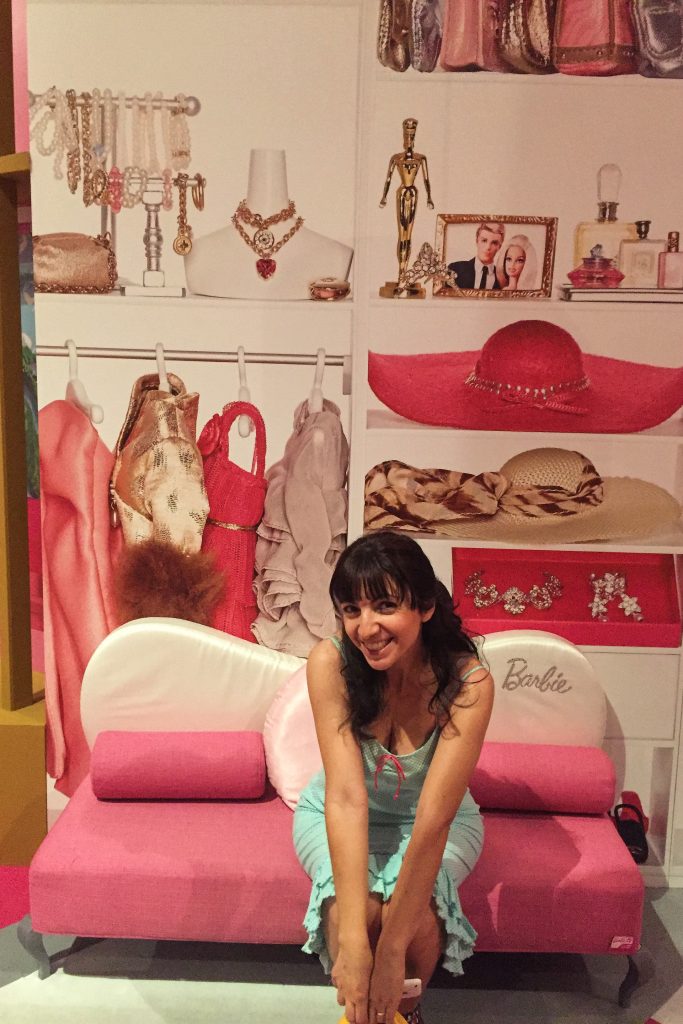 Unadonnaalcontrario alla mostra Barbie The icon