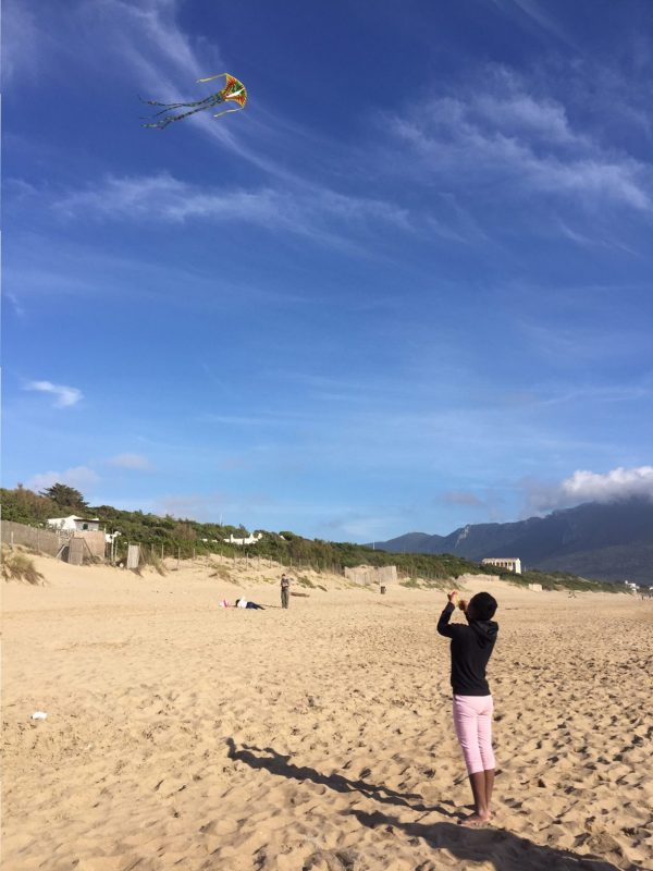 Lei cresce sulla spiaggia
