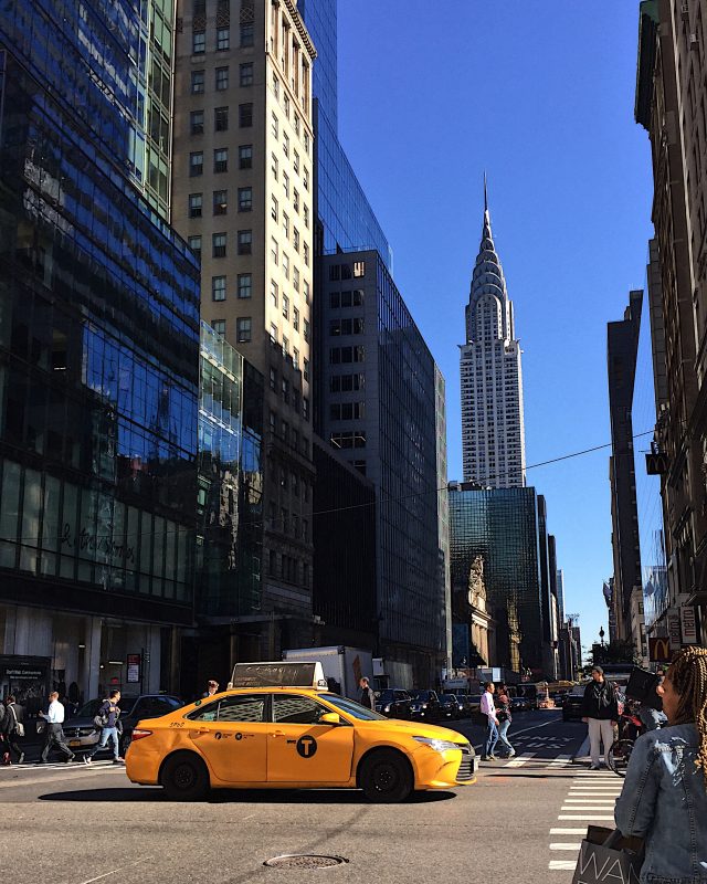 Taxi giallo con vista sul Chrysler a New York City