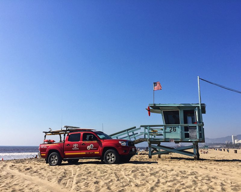 La spiaggia di Venice Beach con la macchina del Bay Watch