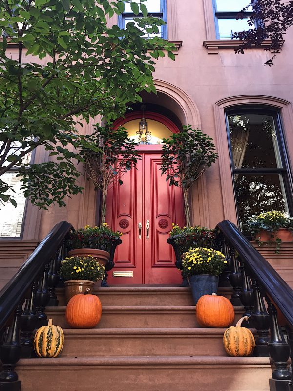 Una porta del West Village con le zucche sulle scale durante il periodo di Halloween a New York City
