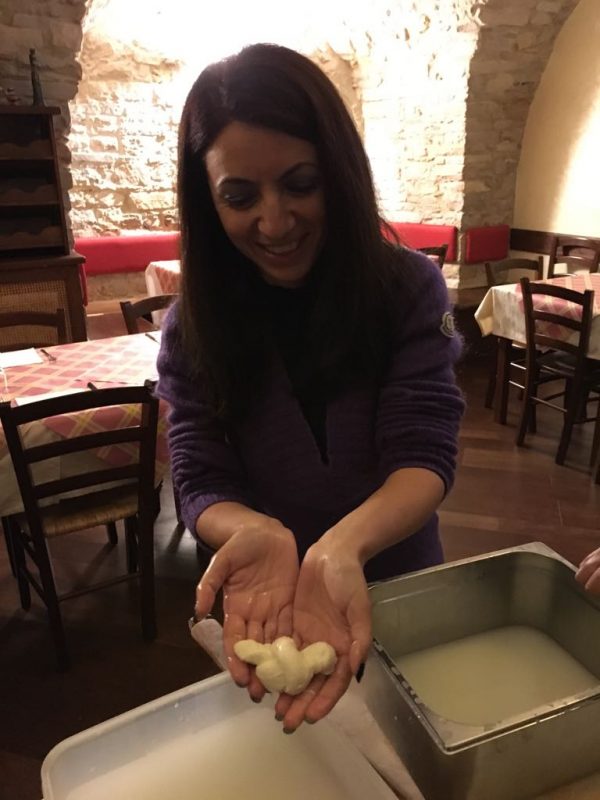 Preparazione mozzarella artigianale Roseto Valfortore tradizioni enogastronomiche Daunia