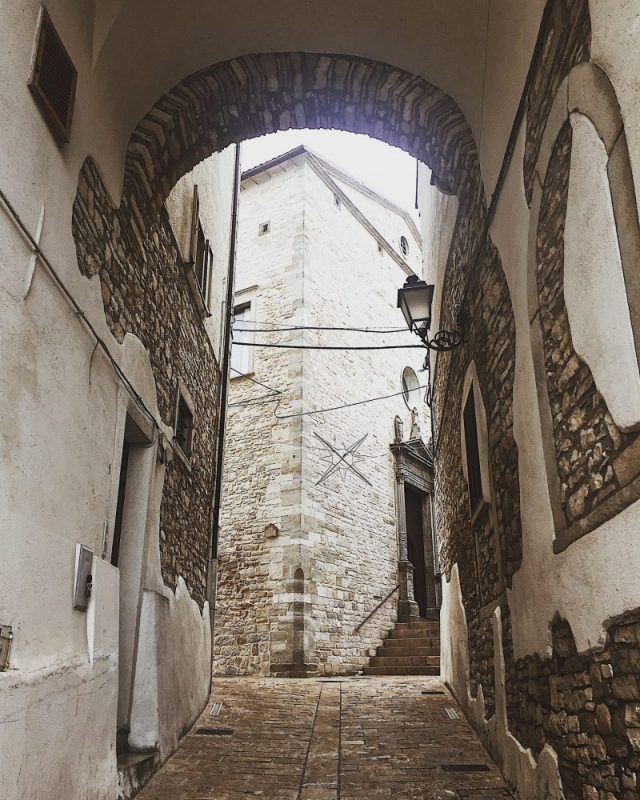 Vicolo in pietra con porta antica Roseto Valfortore borghi Monti Dauni