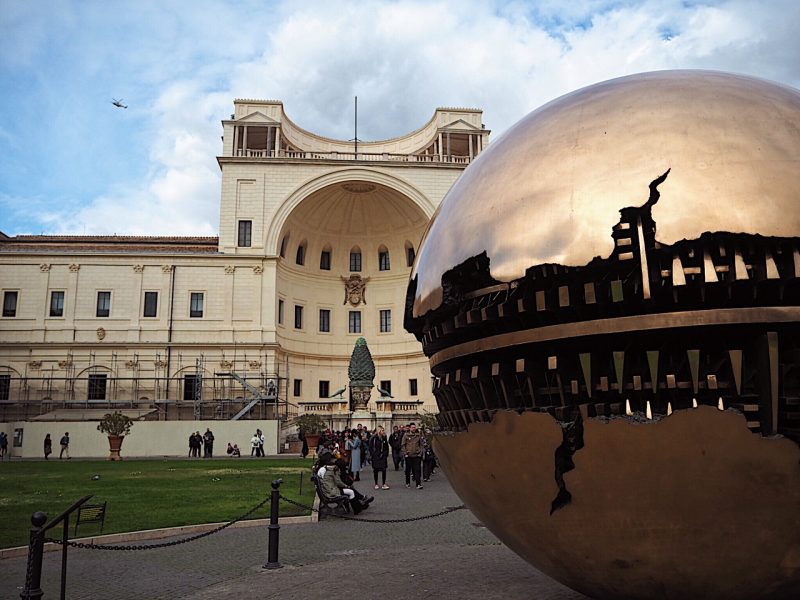 Cortile della Pigna nei Musei Vaticani con la grande pigna bronzea di epoca romana
