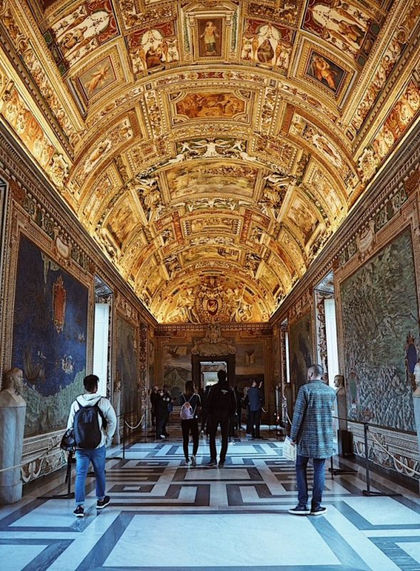Galleria delle Carte Geografiche Musei Vaticani con soffitto affrescato e mappe antiche