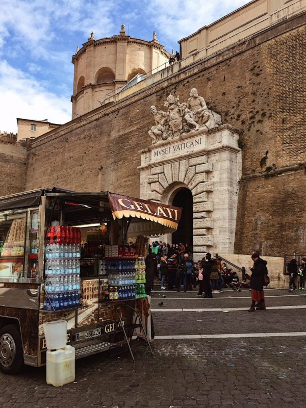 Ingresso principale dei Musei Vaticani con biglietteria e controlli di sicurezza