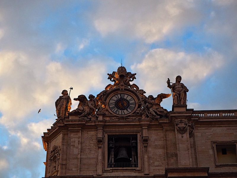 Facciata della Basilica di San Pietro in Vaticano con colonne e statue