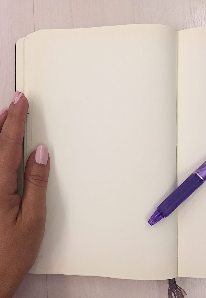 Quaderno aperto su pagina bianca per superare il blocco dello scrittore e la paura di scrivere