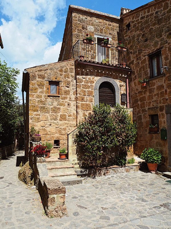 Vicolo medievale di Civita di Bagnoregio con case in pietra