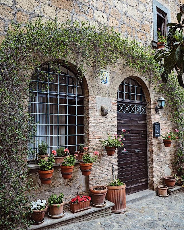 Stradina lastricata nel centro storico di Civita di Bagnoregio con case medievali in tufo