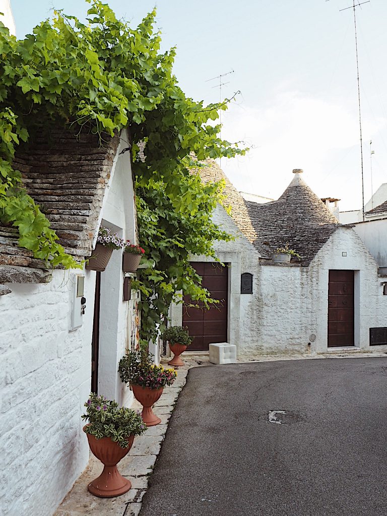 Trulli di Alberobello con pinnacoli conici patrimonio UNESCO Puglia