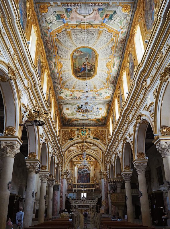 Interno affrescato della Cattedrale di Matera con decorazioni romaniche