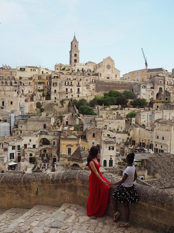 Io e mia figlia figlia esploriamo i vicoli dei Sassi di Matera