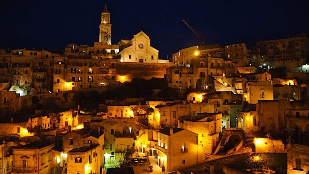 Vista notturna dei Sassi di Matera illuminati al tramonto