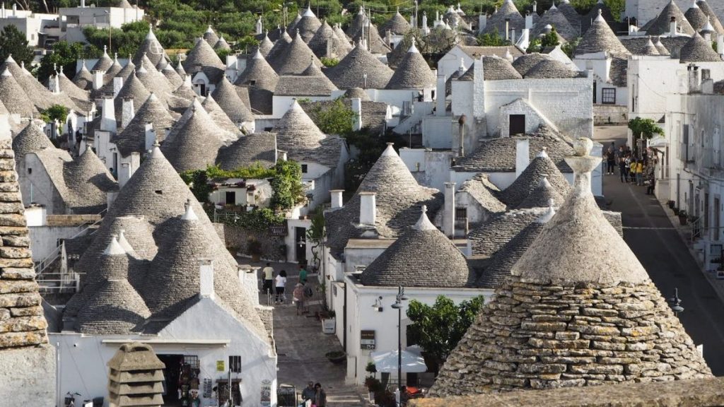 Rione Monti Alberobello vista panoramica pinnacoli trulli dall'alto Valle d'Itria