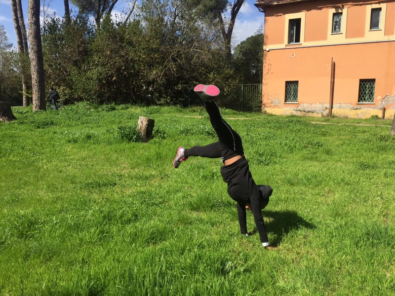 C. Bambina felice alla ruota del parco dopo aver superato la paura di sbagliare