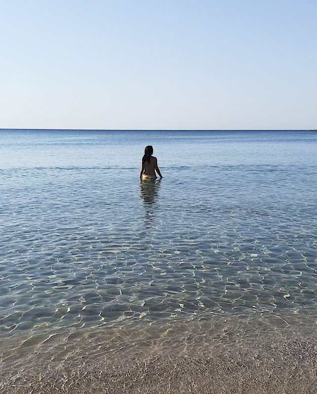 Donna al contrario al mare Arenella riflette su crescita personale e cambiamento di vita
