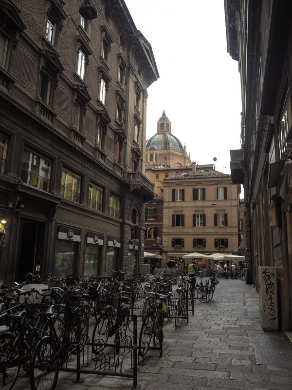 Biciclette parcheggiate sotto i portici di Bologna centro storico 