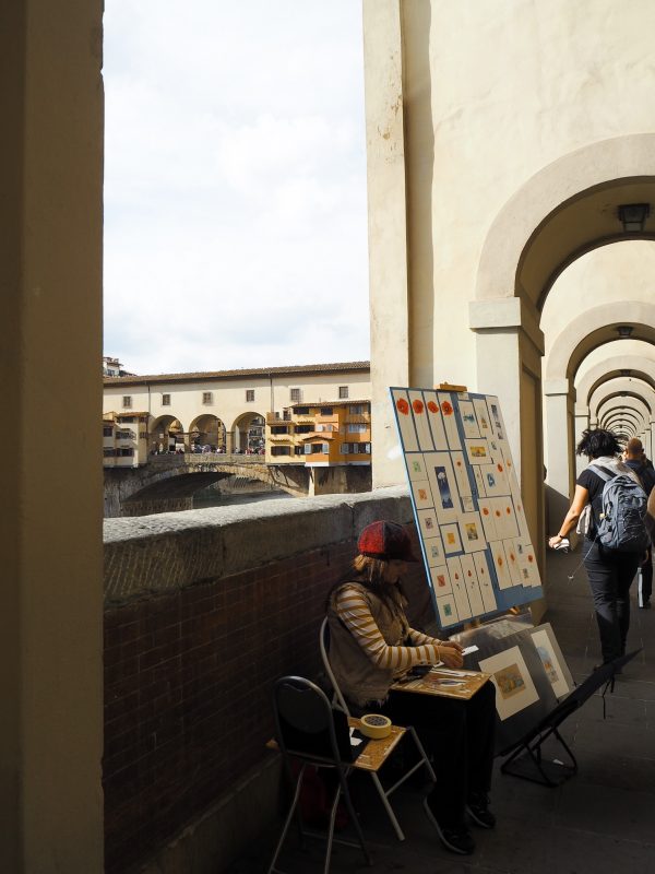 Un giorno a Firenze Artista di strada sul Lungarno di Firenze vicino a Ponte Vecchio