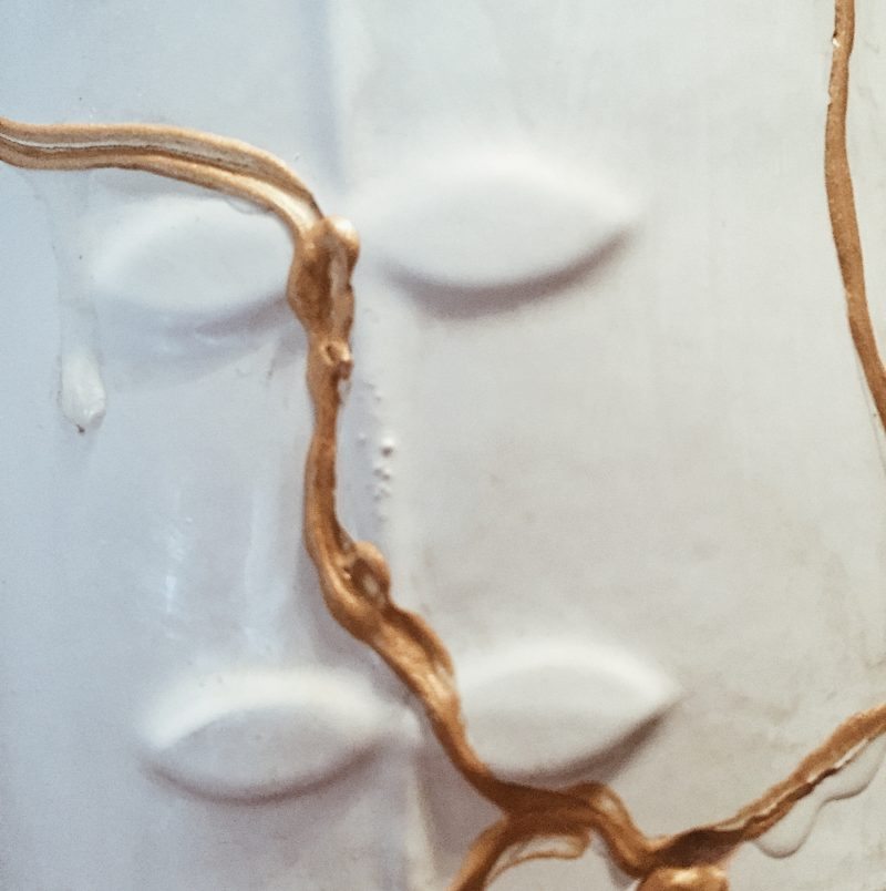 Dettaglio venature dorate Kintsugi su ceramica giapponese riparata con lacca urushi