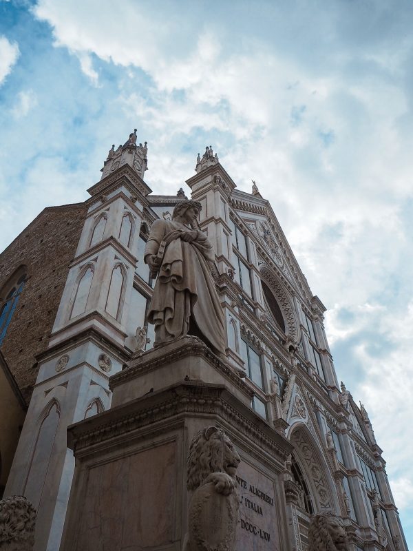 Statua di Dante Alighieri davanti alla Basilica di Santa Croce Firenze