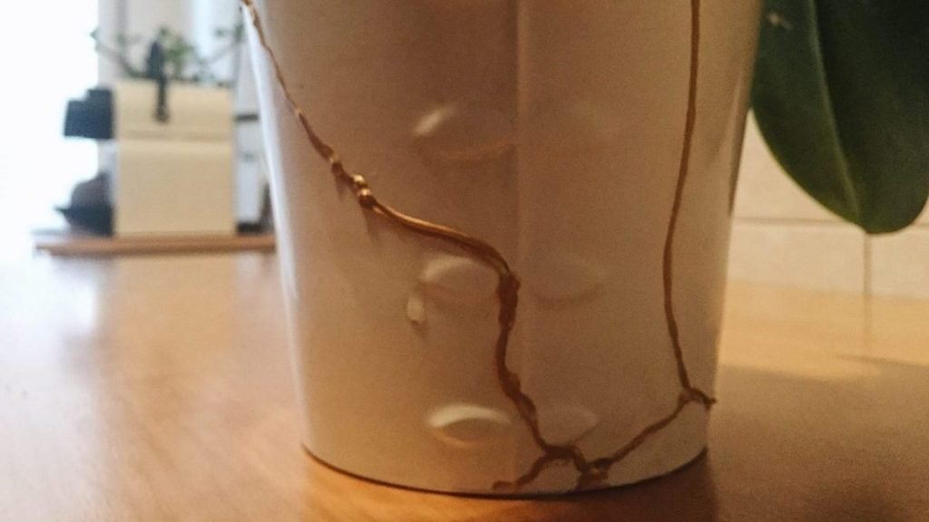 Ciotola giapponese riparata con tecnica Kintsugi oro su ceramica rotta