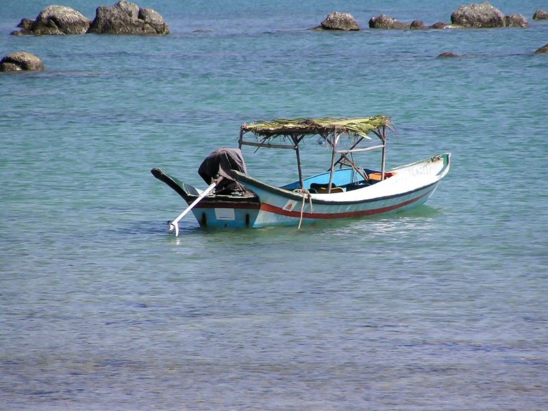Barca pescatori locali spiaggia Ngapali Beach Myanmar