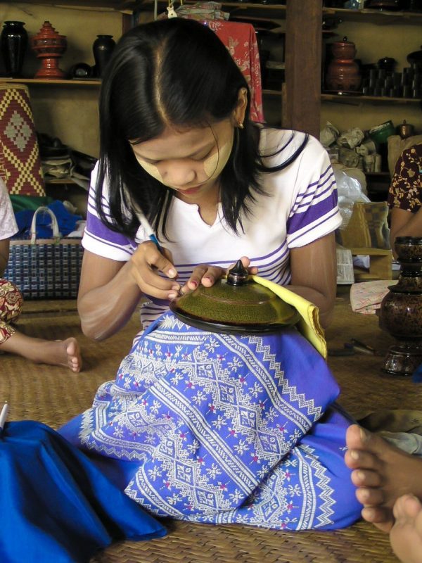 Donna birmana lavora ceralacca artigianato tradizionale Bagan Myanmar