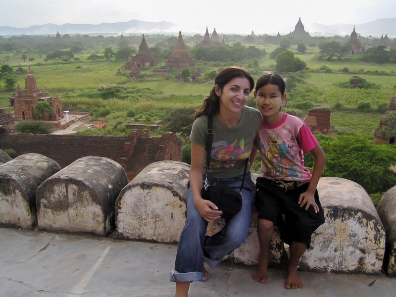 Bambina birmana felice con cintura regalata turista Bagan Myanmar