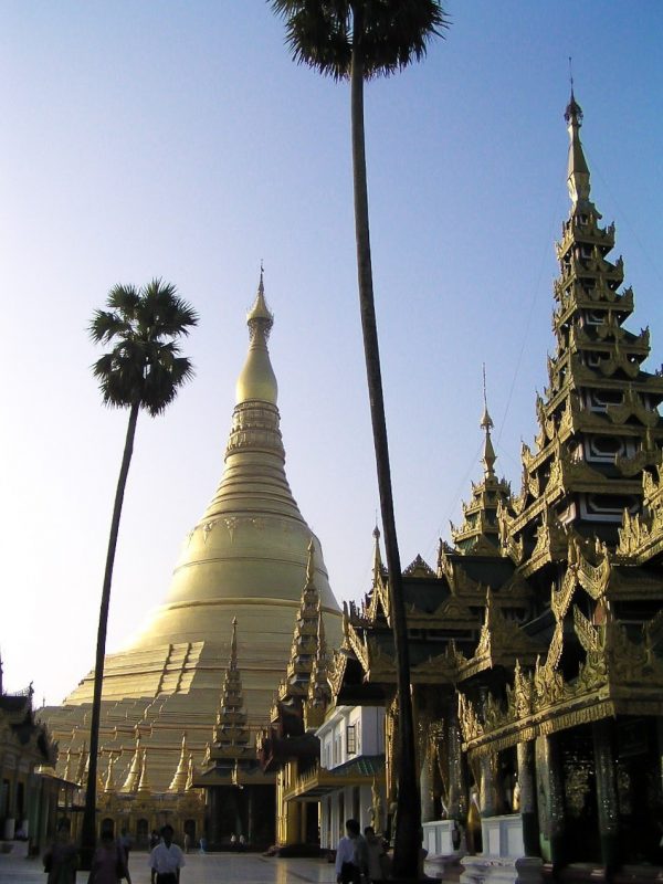 Pagoda Swedagon Paya all'alba Yangon Myanmar ricoperta d'oro