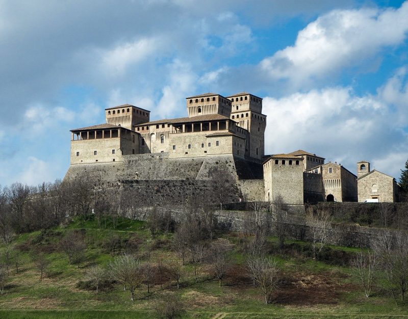 Castello di Torrechiara esterno vista colline Parma Appennino