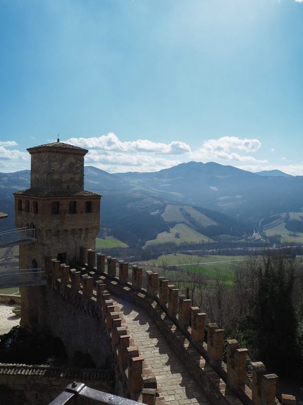Terrazza Castello di Vigoleno vista Val Stirone borghi più belli Italia
