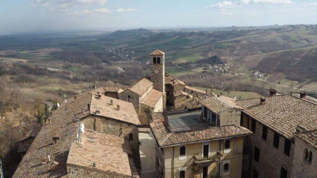 Borgo medievale Vigoleno mura merlate Appennino Tosco-Emiliano