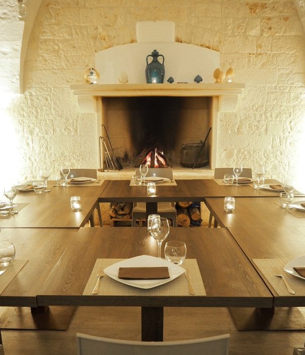 Ristorante Le Capase Cisternino tavola imbandita camino