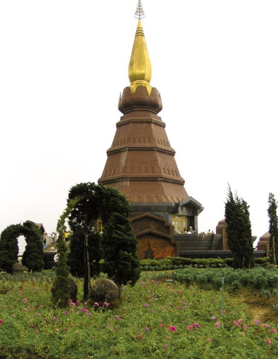 Phra Mahathat Napha Methanidon chedi gemelle Doi Inthanon giardino