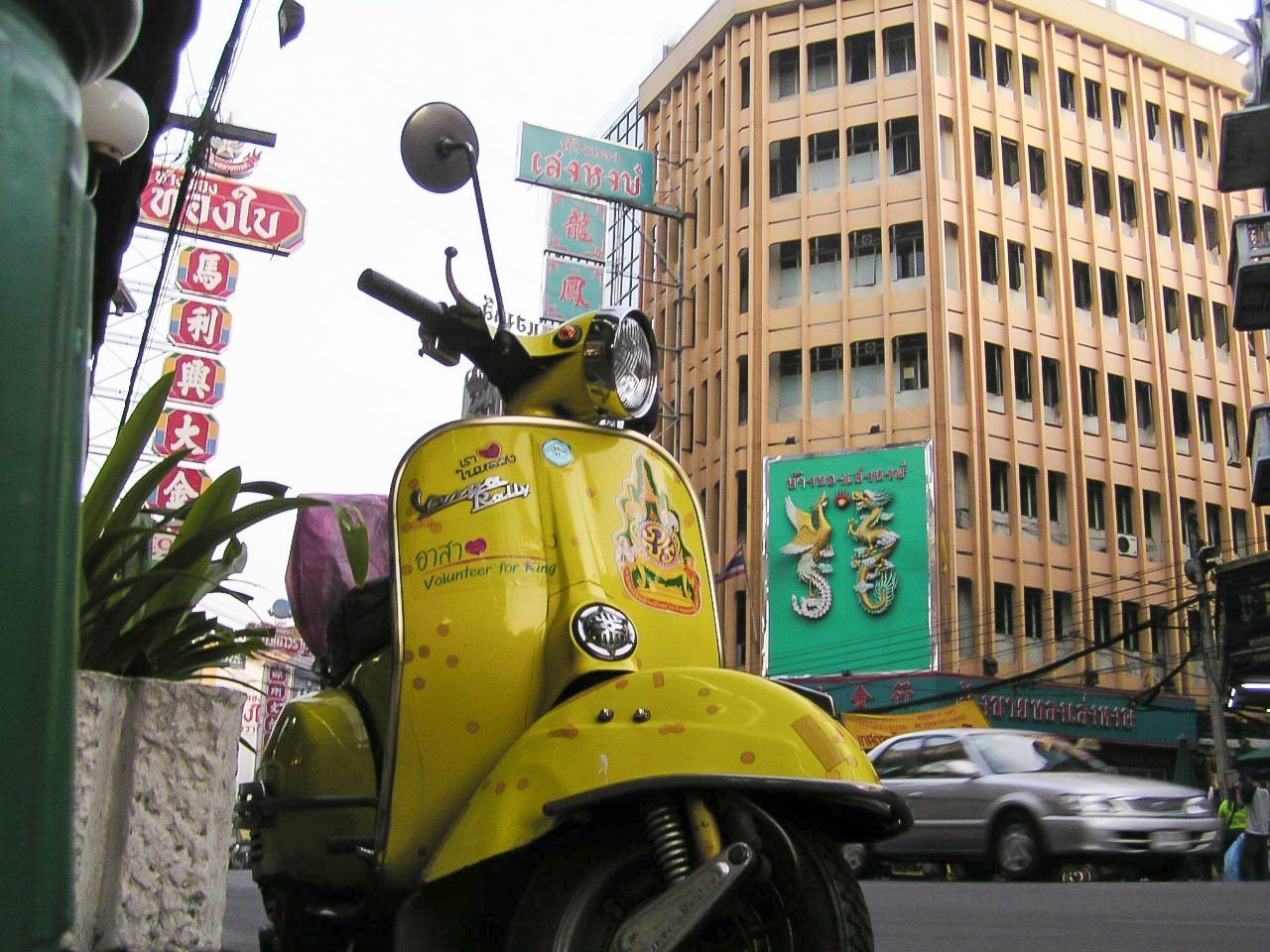 Vespa vintage Chinatown Bangkok Yaowarat Road atmosfera locale