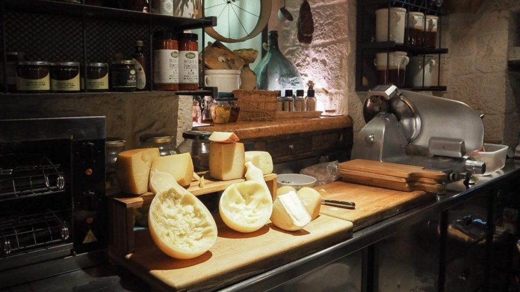 Enoteca Il Cucco Cisternino tavoli volte in pietra ristorante slow