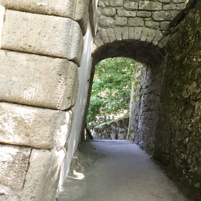 Casa pendente Parco dei Mostri di Bomarzo piano inclinato disorientamento