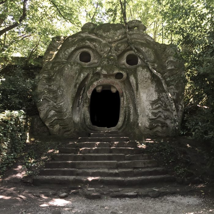 Orco bocca aperta Sacro Bosco Bomarzo statua mostro ingresso