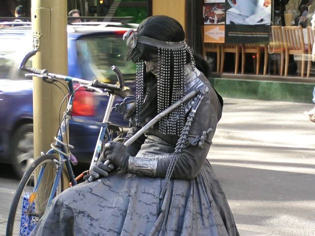 Artista strada statua vivente Ramblas Barcellona spettacolo