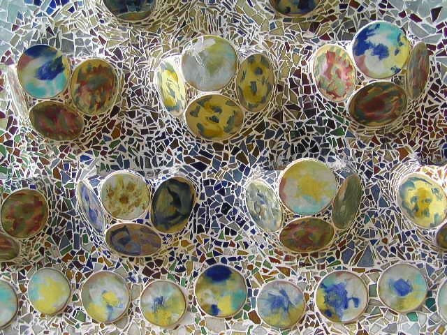 Piastrelle ceramica vetro colorato terrazza Casa Batlló Gaudí Barcellona