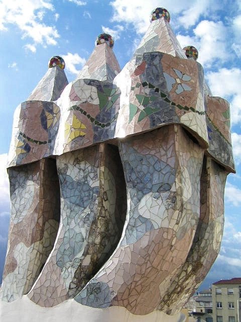 Terrazza Casa Batlló comignoli mosaico trencadís Gaudí Barcellona