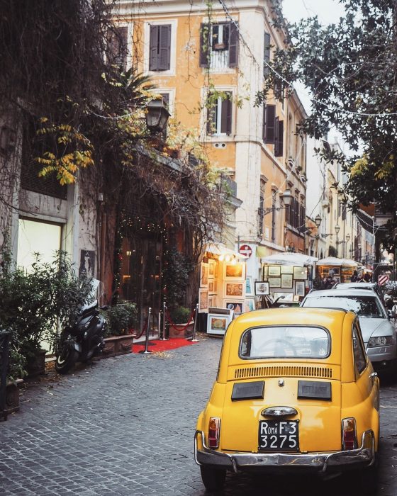Via Margutta Roma via degli artisti edera balconi fioriti Vacanze Romane Posti instagrammabili di Roma