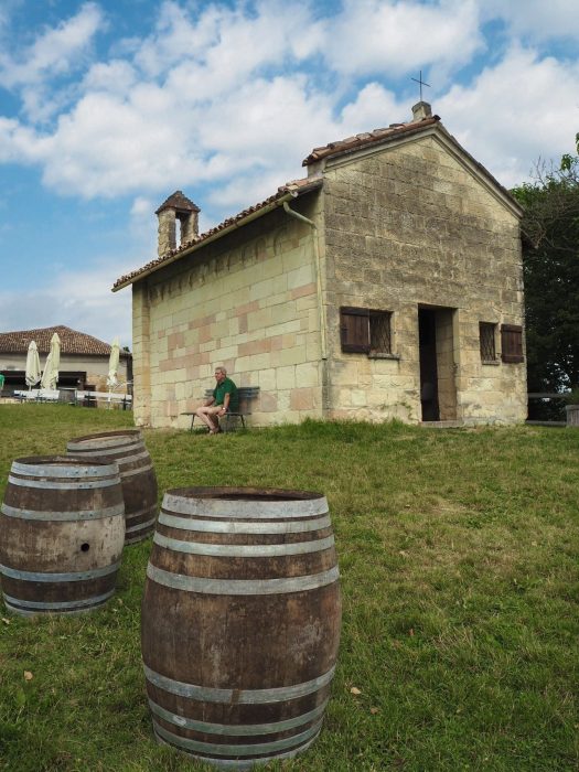 "Chiesa romanica di San Michele a Moleto con facciata in pietra, posizionata su una collina con vista panoramica sulle colline del Monferrato”
