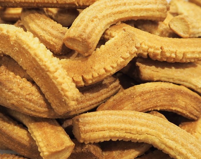 "Confezione tradizionale di Krumiri Rossi, biscotti artigianali dalla forma ondulata caratteristica, prodotti a Casale Monferrato dal 1878"