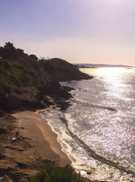 "Spiaggia di Arenella a Siracusa al tramonto – mare calmo, sabbia dorata e atmosfera rilassante per un viaggio slow in Sicilia"