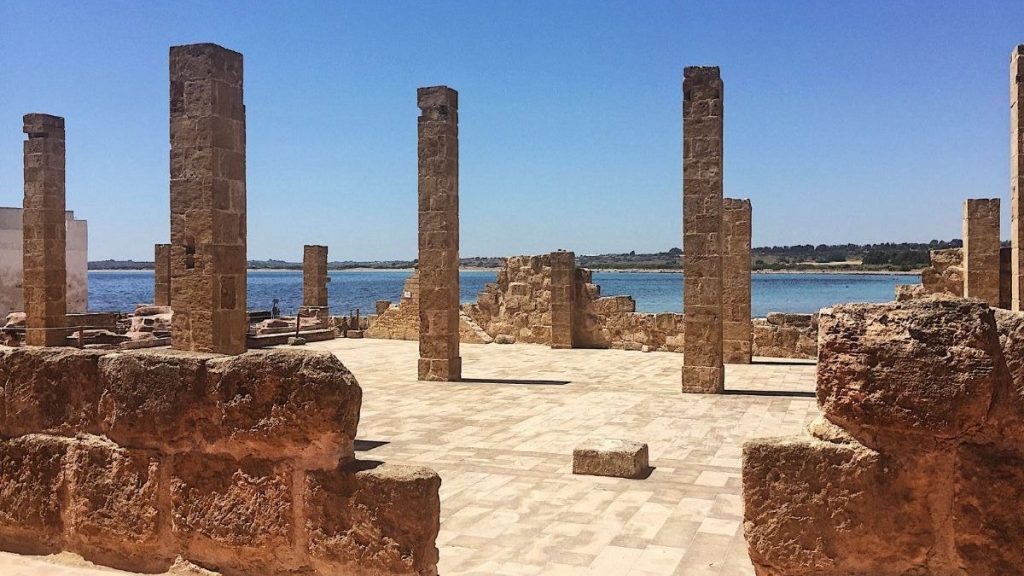 Scogliere e mare cristallino della Sicilia sud orientale, guida alle spiagge più belle tra natura selvaggia e neuroestetica