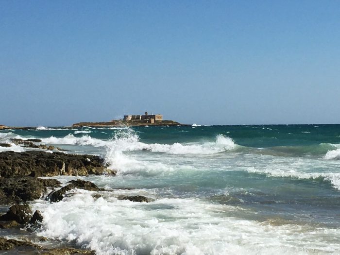 Vista panoramica sull’Isola delle Correnti, una delle spiagge più belle della Sicilia orientale, incontro tra Mar Ionio e Mar Mediterraneo, luogo suggestivo per un viaggio slow tra natura e silenzio